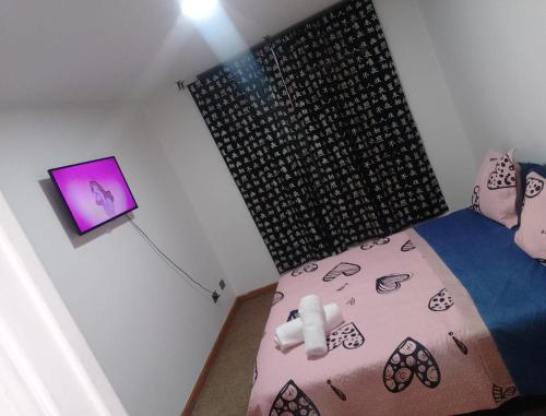 una vista dall'alto di una camera da letto con un letto di Departamento tauro a Santiago