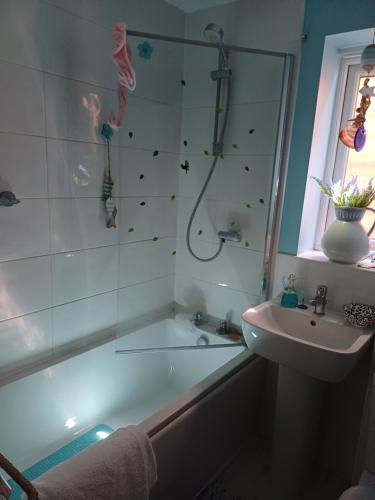 ein Badezimmer mit Dusche, Badewanne und Waschbecken in der Unterkunft Little town house in Birkenhead