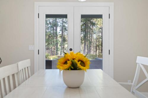 een vaas met een zonnebloem op een tafel in een kamer bij Black Bay Getaway Private Bay Access in Post Falls