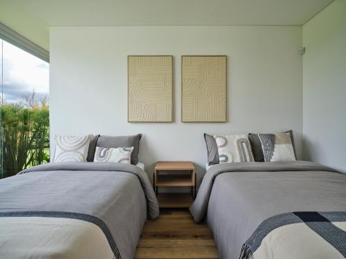two beds sitting next to each other in a bedroom at Casa Guasca in Guasca