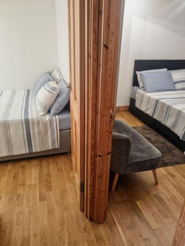 ein Schlafzimmer mit einem Bett und einem Stuhl neben einem Schrank in der Unterkunft Relax in this Charming Rushden Retreat in Rushden