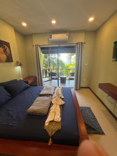 une chambre avec un lit avec des serviettes dessus dans l'établissement Little Hill, à Haad Rin