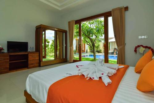 Postel nebo postele na pokoji v ubytování Banyu Riris Villa Lovina Private Villa