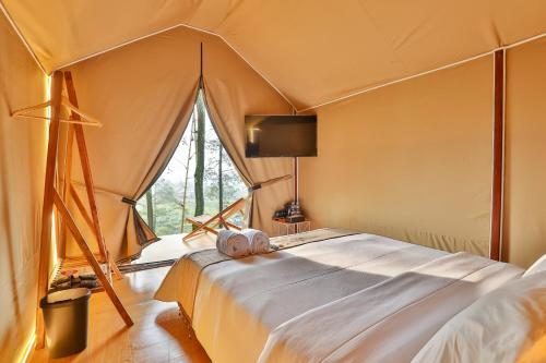 En eller flere senge i et værelse på The Full Hot Spring & Resort