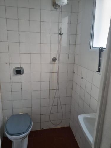 een badkamer met een douche, toilet en wastafel bij Casa da Bisa Ubatuba in Ubatuba