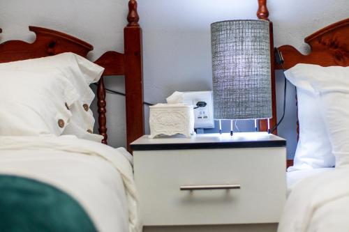 Postel nebo postele na pokoji v ubytování Emerald Green Family Haven!