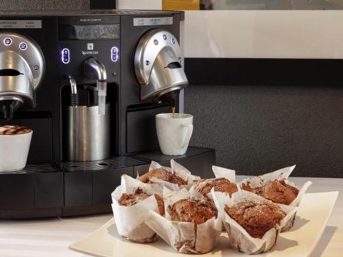 Ein Stapel Muffins lag auf der Küchentheke. in der Unterkunft The Cullen Melbourne - Art Series in Melbourne