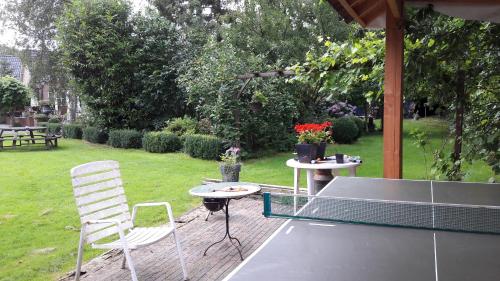 Taman di luar GUESTHOUSE vakantiehuis in een mooie tuin in het centrum van Zuidlaren!