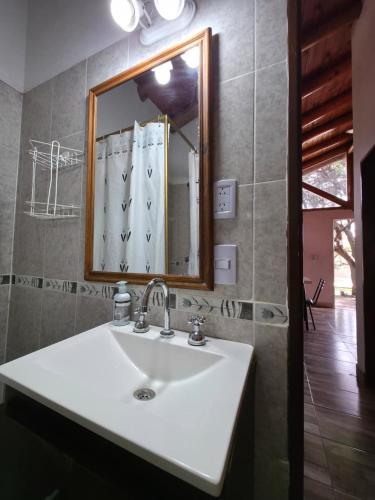 Phòng tắm tại Cabañas Los Cuatro Algarrobos