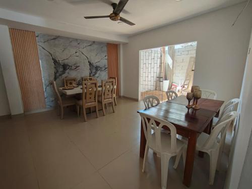 een eetkamer met een houten tafel en stoelen bij Hotel Kelly Mar in Tolú