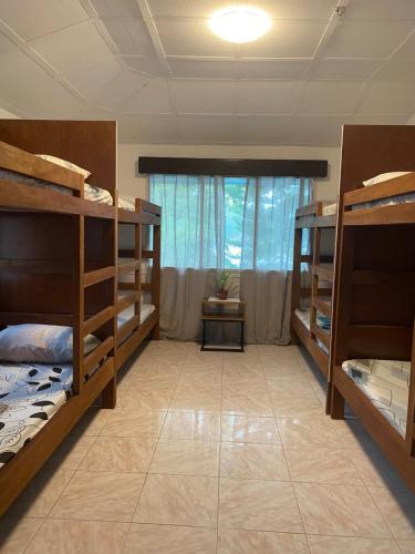 曼巴豪库尔马生态海滩度假村的有四张双层床和一扇窗户的房间