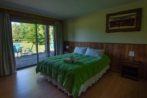 een slaapkamer met een bed met twee teddyberen erop bij Hotel Boutique Ecoterraverde in Panguipulli