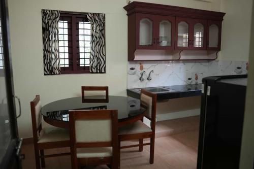 Køkken eller tekøkken på Dew Drops Inn kovalam