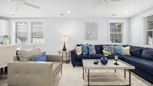 Posezení v ubytování Stylish 3BR OC Gardens with Patio and Parking