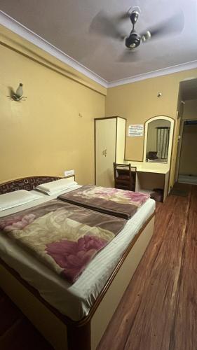 een slaapkamer met een groot bed in een kamer bij Hotel surya in Nāthdwāra