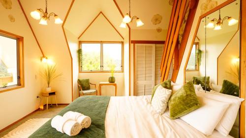 een slaapkamer met een groot bed en een grote spiegel bij Ora Springs Retreat 