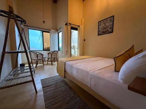 En eller flere senge i et værelse på Tahini and Friends Surf, Yoga & Wellness