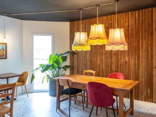 een eetkamer met een tafel en stoelen bij Greet Hotel Limoges Nord in Limoges