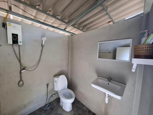 Et badeværelse på บ้านครูเอ๋โฮมสเตย์ Baankruae Homestay