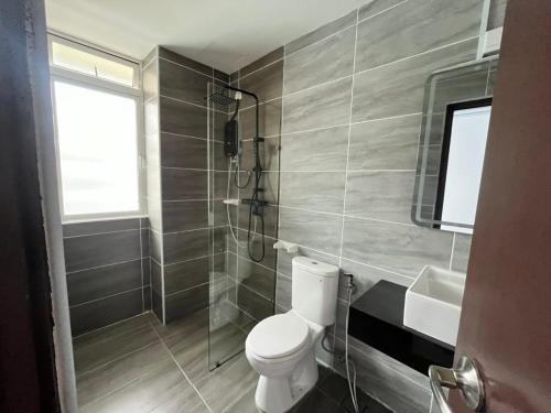 Et badeværelse på Residences at Daya by SR Home