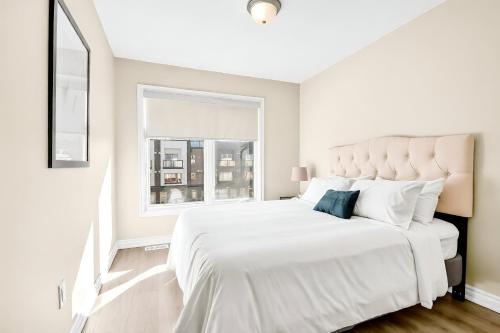 Postel nebo postele na pokoji v ubytování Modern 4BR Ottawa Townhouse Free Parking
