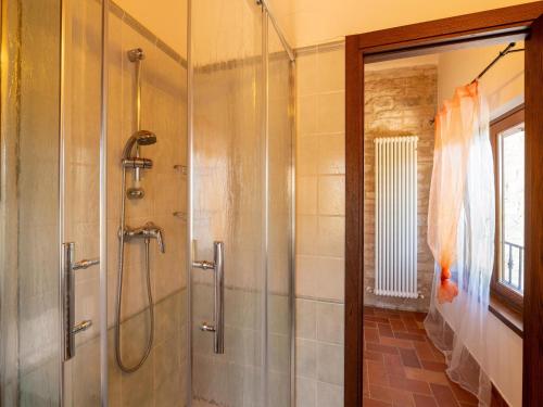 ein Badezimmer mit Dusche mit Glastür in der Unterkunft Apartment in a farmhouse with 2 swimming pools in Cagli