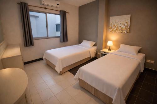 En eller flere senge i et værelse på Shalom Center chaweng Samui