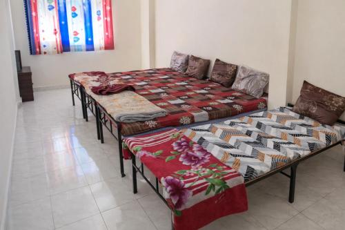 Giường trong phòng chung tại Shivalay Home Stay