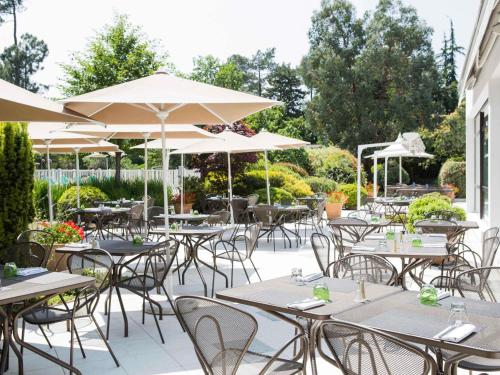 Een tuin van Novotel Bordeaux Mérignac