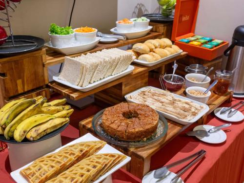 un tavolo pieno di tanti tipi diversi di cibo di Novotel Manaus a Manaus
