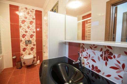 une salle de bains avec lavabo et toilettes dans l'établissement Mete 2 Villa İcmeler Marmaris, à İçmeler