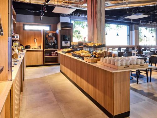 een restaurant met een toonbank vol eten bij ibis Madrid Norte Las Tablas in Madrid