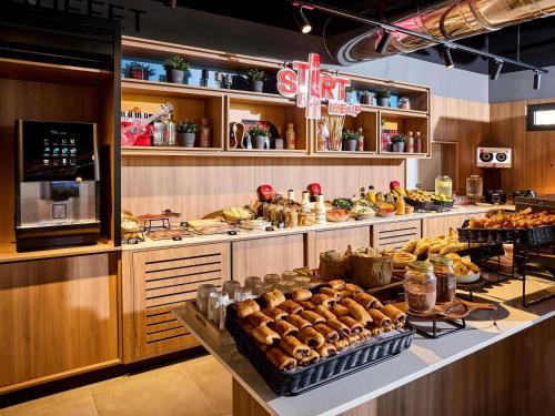 een buffet met veel verschillende soorten eten bij ibis Madrid Norte Las Tablas in Madrid