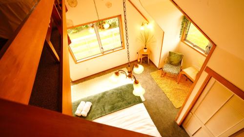 een woonkamer met een raam bij Ora Springs Retreat 