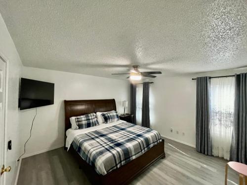 ein Schlafzimmer mit Bett und Deckenventilator in der Unterkunft Emmanuel House in Tulsa