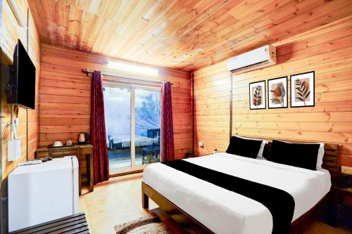 een slaapkamer met een bed in een houten kamer bij Townhouse Morjim in Goa