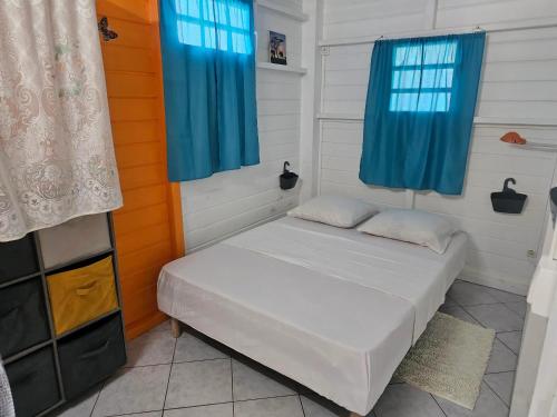 En eller flere senge i et værelse på Maison cosy avec terrasse à Petit-Canal, 45 m²