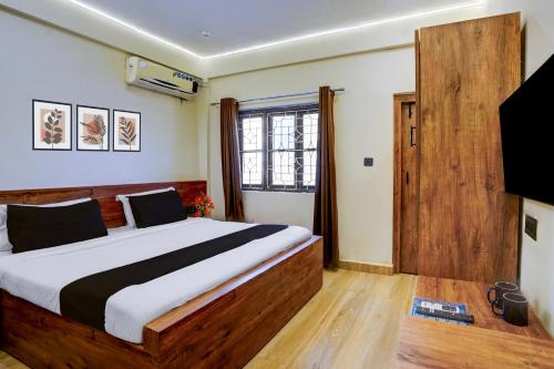 Postel nebo postele na pokoji v ubytování Collection O Baga Beach Goa Formerly Traveller Guest House