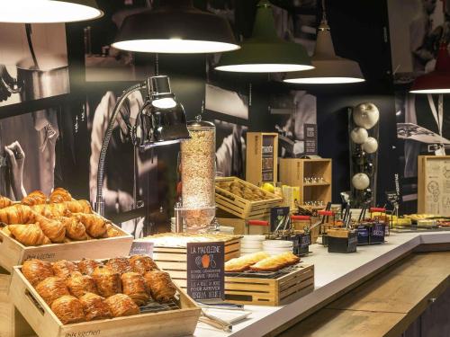 een bakkerij met veel verschillende soorten gebak te zien bij ibis Deauville Centre in Deauville