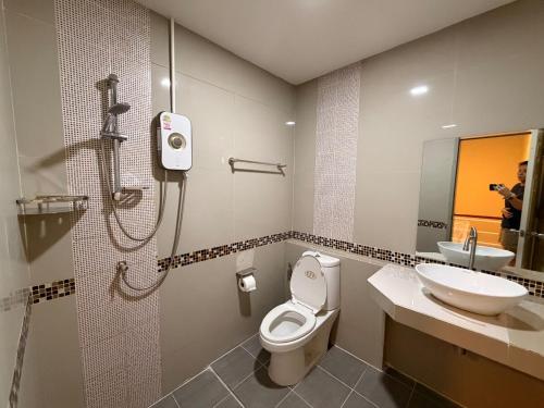 un bagno con doccia, WC e lavandino di Baan Airport 2 a Ban Wat Pho Thong