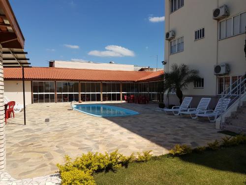 a courtyard with a swimming pool next to a building at Hotel Boituva Inn - Your Hotel in Boituva