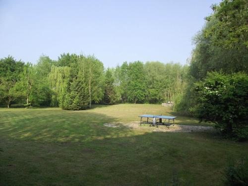 een picknicktafel in het midden van een veld bij Charming Chalet with Swimming Pool in Quend in Quend