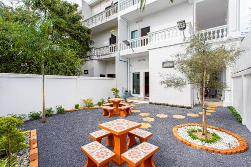 ein Innenhof mit Bänken und einem Tisch in einem Gebäude in der Unterkunft welcome everyone in Ban Sam Kong