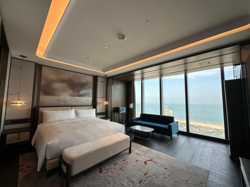 En eller flere senge i et værelse på MGM Reserve Qingdao