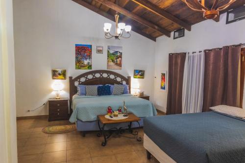una camera da letto con due letti e un tavolo di Casa de Campo San Isidro a Rovine di Copán