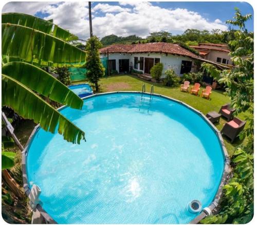 una grande piscina davanti a una casa di Casa de Campo San Isidro a Rovine di Copán