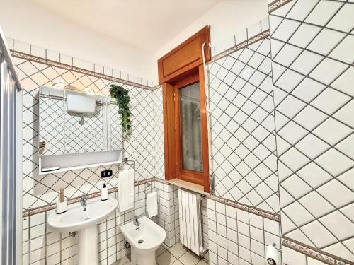 ein Badezimmer mit Waschbecken und Toilette in der Unterkunft Villa Ruffilli in Benevento
