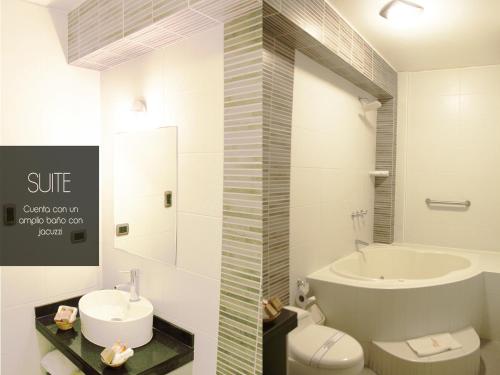 a bathroom with a sink and a toilet and a tub at Hotel Mochiks in Chiclayo