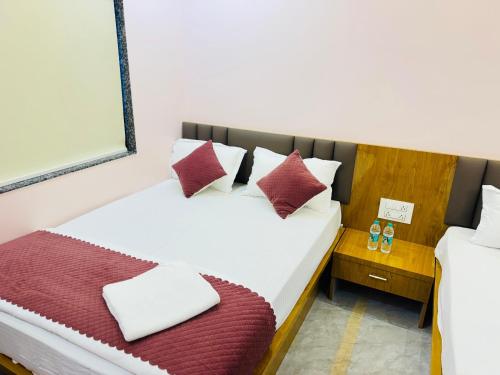En eller flere senge i et værelse på Sairam Residency