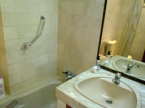 a bathroom with a sink and a bath tub and a sink at Sol y Relax, Lubina Sol in Mijas Costa